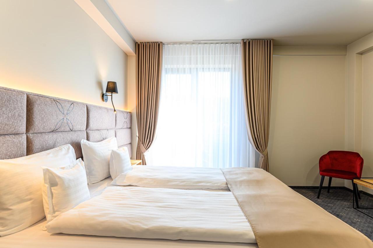 Hotel Dukat جورا هومورولوي المظهر الخارجي الصورة