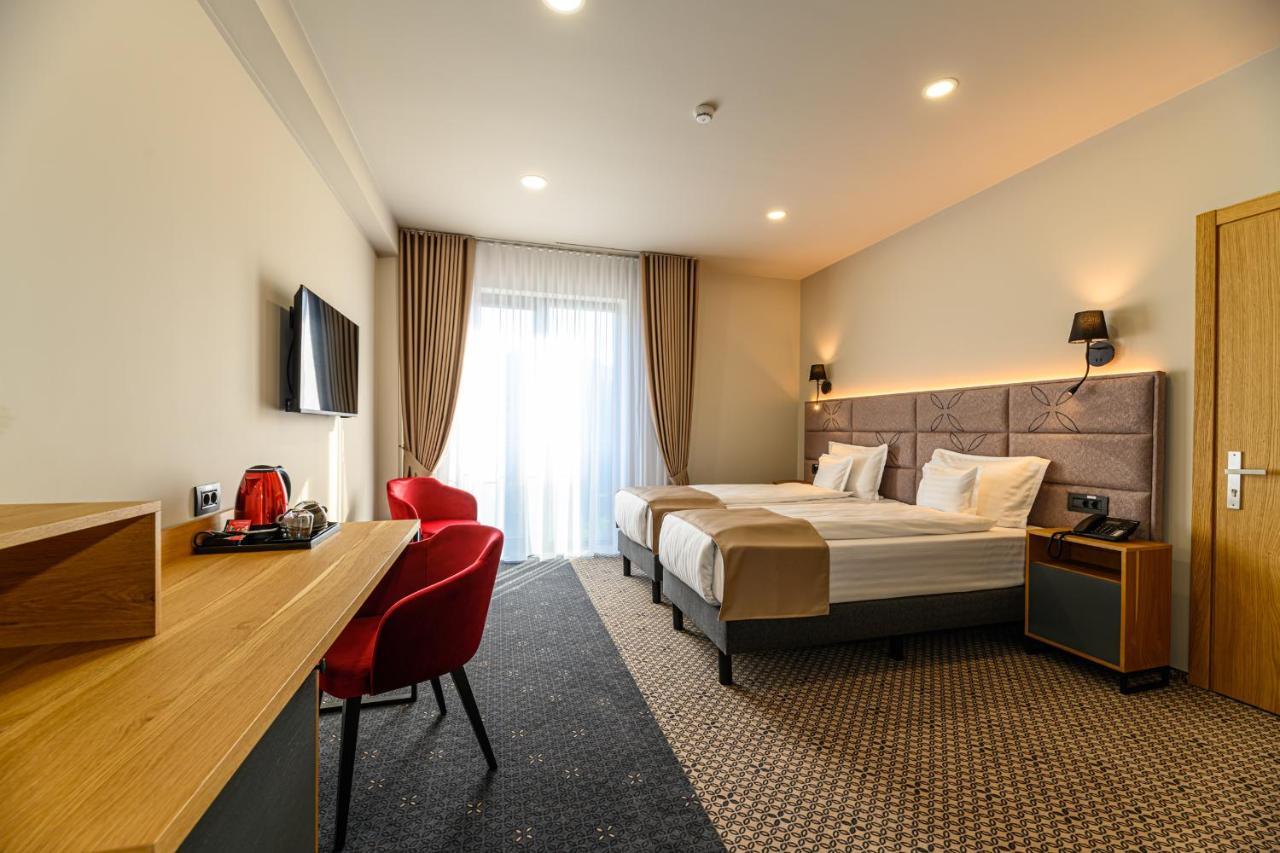 Hotel Dukat جورا هومورولوي المظهر الخارجي الصورة