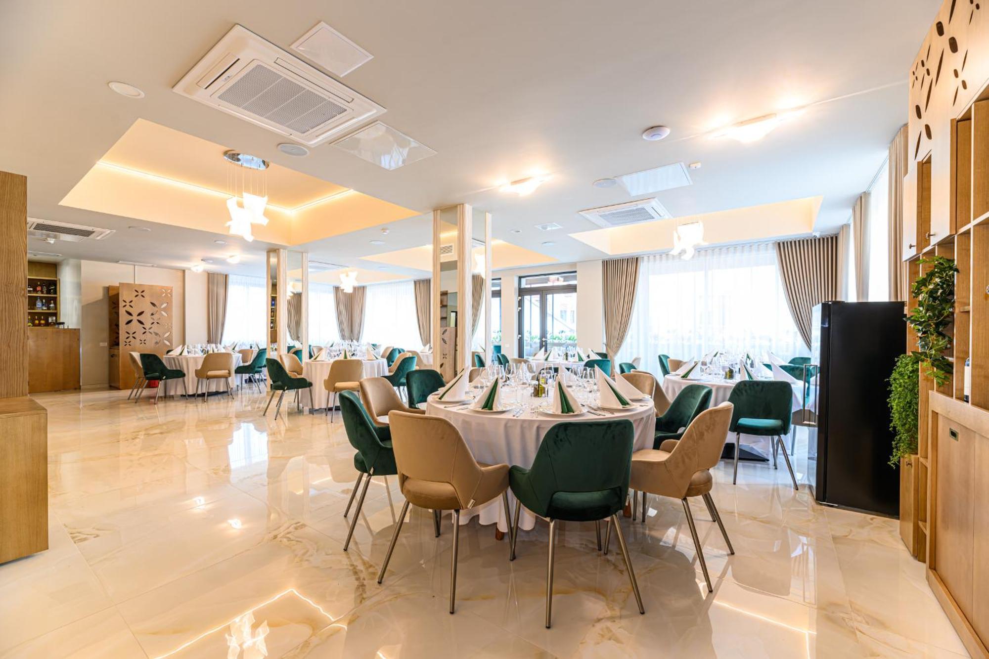 Hotel Dukat جورا هومورولوي المظهر الخارجي الصورة